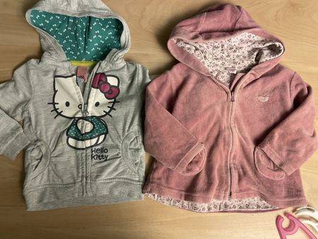 2 Kapuzenjacken C&A Hello Kitty grau, rosa Plüsch Gr. 74