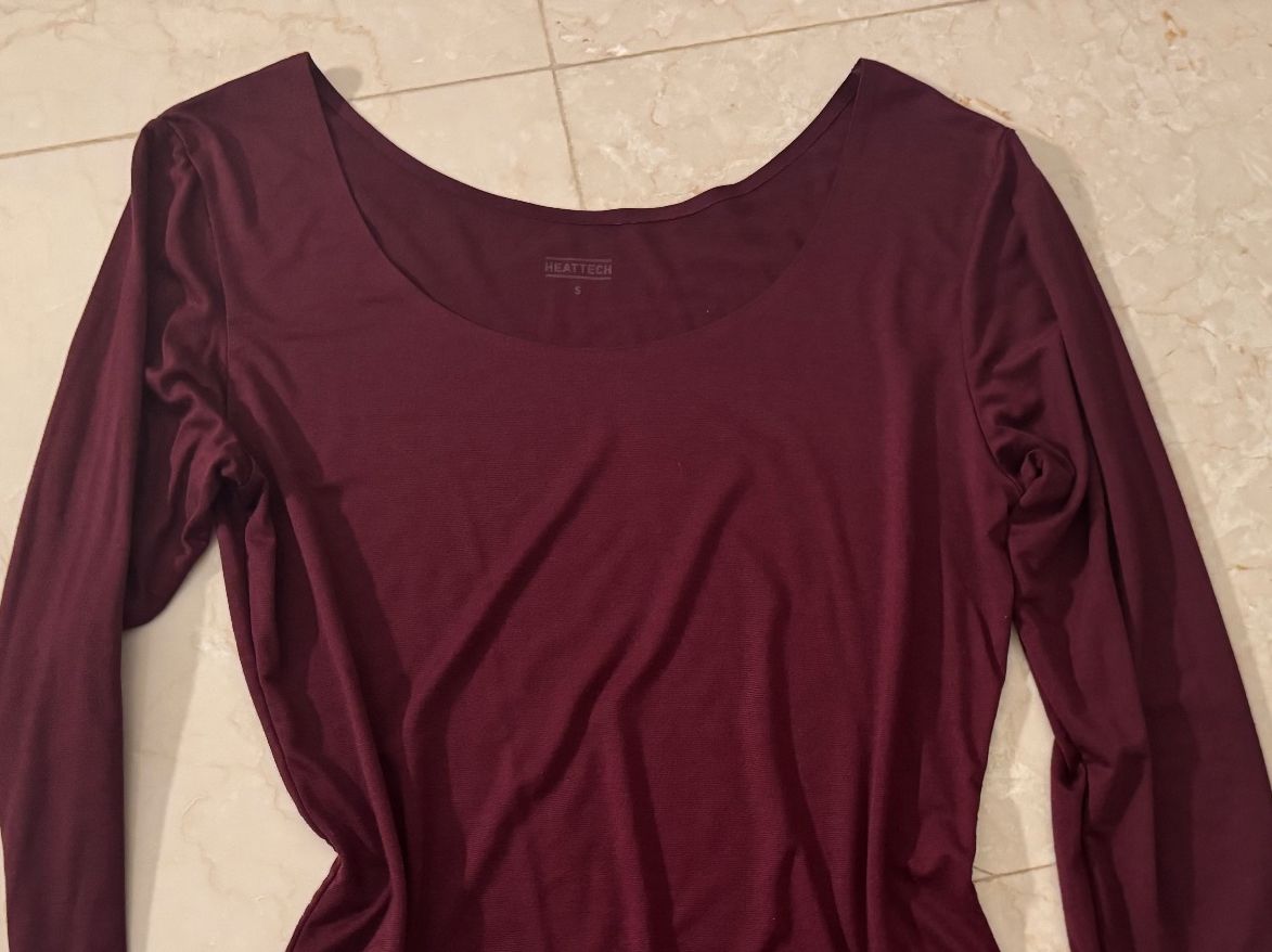 T-Shirts: Burgundy Deep Cut Long Sleeve Flattering Fit – Gebraucht aus Basel von mar_dgx7 2