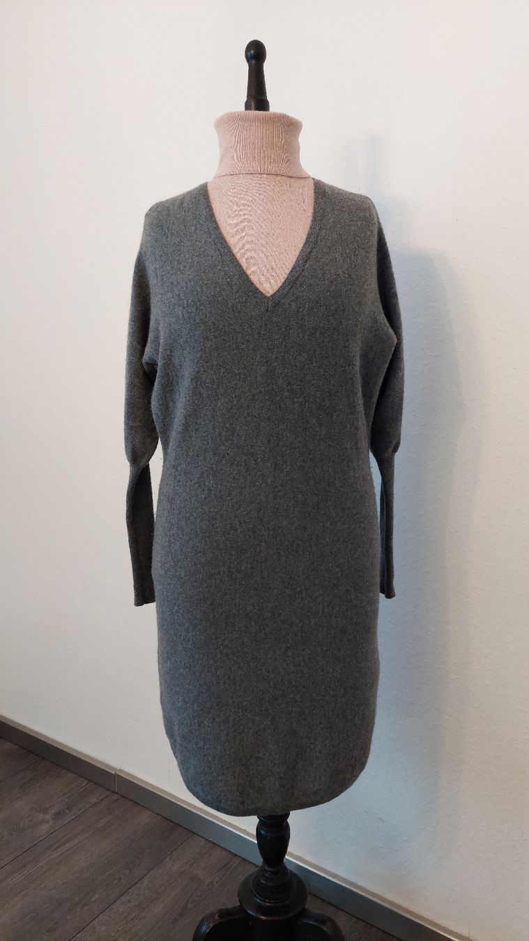 Vestiti: Comtoir des Contonniers grauer Strickpulloverkleid mit V-Aus – Usato da Gwatt (Thun) venduto da Letzte-Chance 2