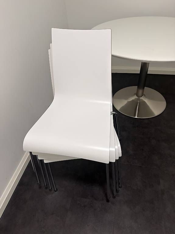 Set de table et chaises: TISCH INKL. 4 STÜHLE – D'occasion à Muri AG par bau_6tms 1