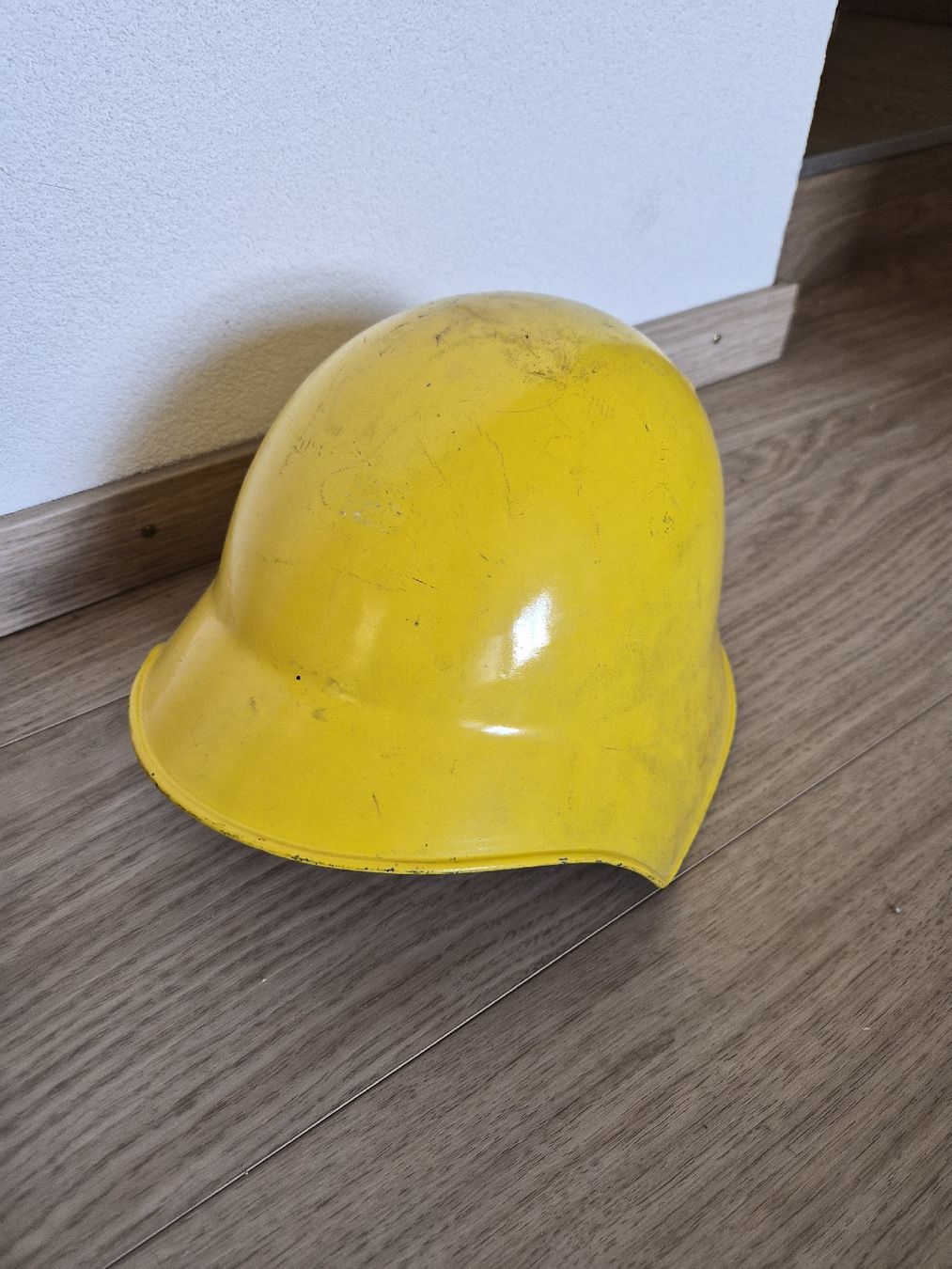 Pompieri: Casque de pompier jaune avec intérieur en cuir usagé – Usato da La Joux FR venduto da car_ck96