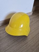 Casque de pompier jaune avec intérieur en cuir usagé