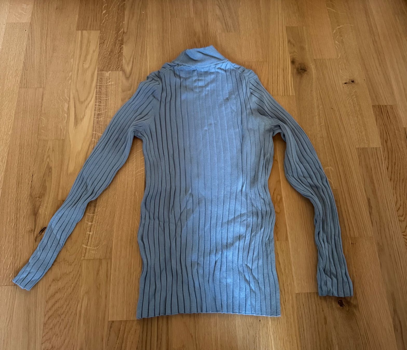 C&A T-shirt: Blauer gerippter Rollkragenpullover – Usato da Kleinandelfingen venduto da les_gb7w
