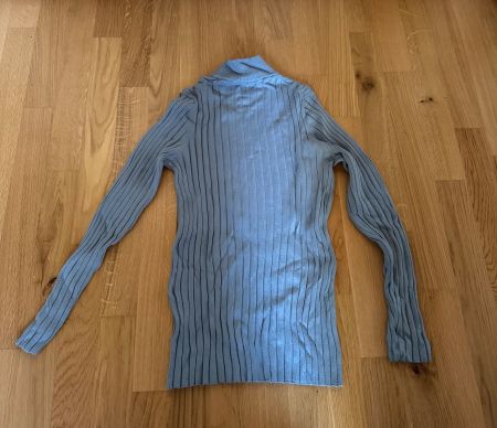 Blauer gerippter Rollkragenpullover