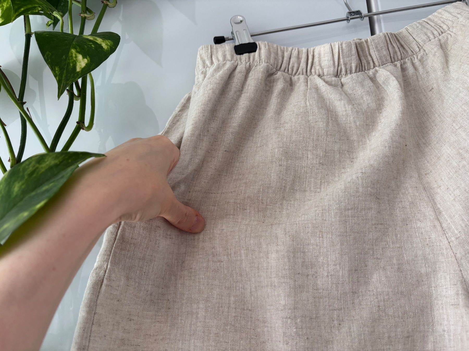 Weekday Pantaloni: WEEKDAY beige Shorts mit Leinen Gr. S – Usato da Zürich venduto da missmodernage 1