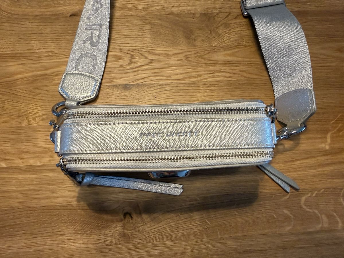 Marc Jacobs Taschen für Damen: Marc Jacobs Tasche Silber – Gebraucht aus Schlieren von mor_v7yk 2
