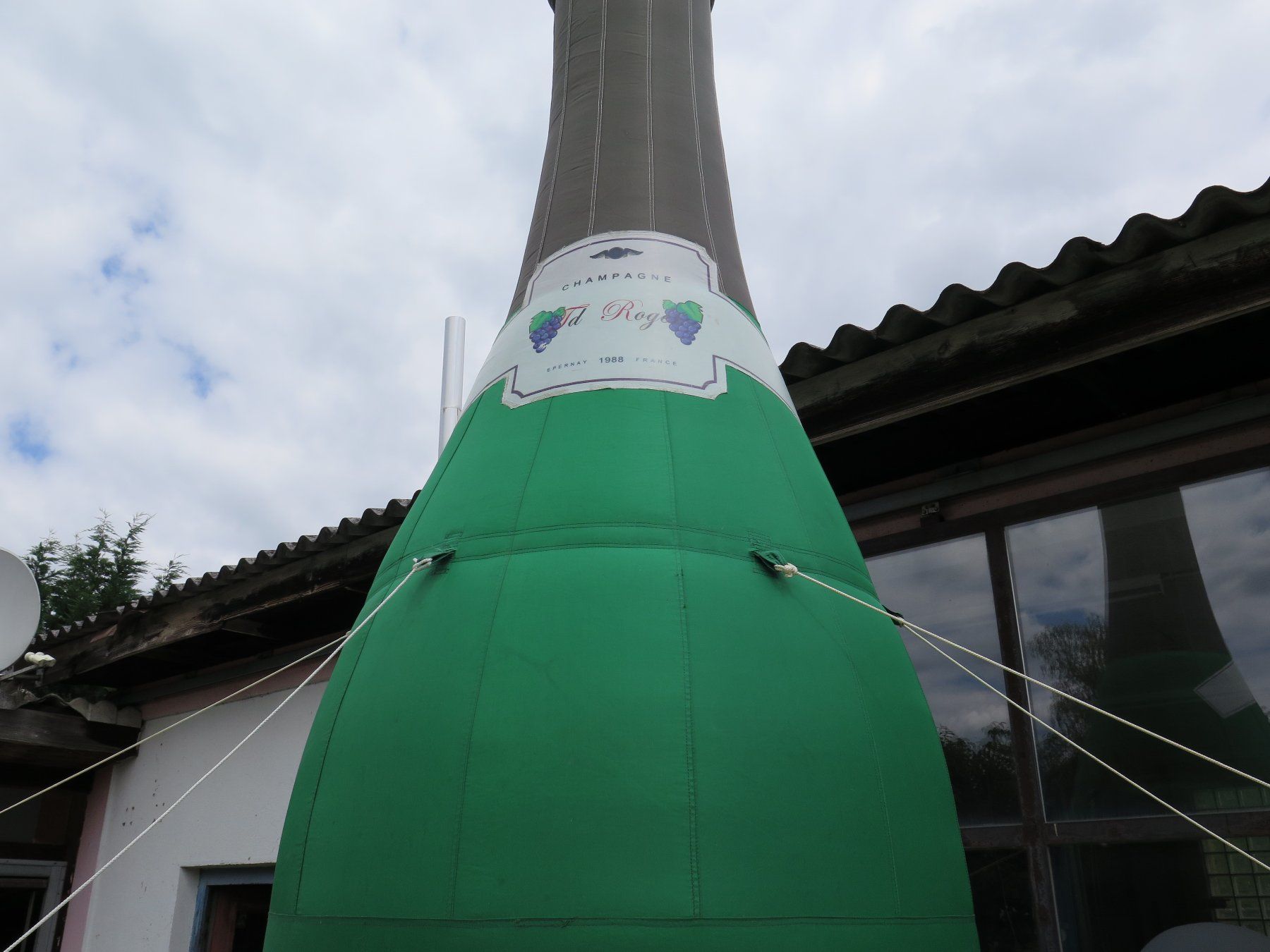 Tutte le decorazioni: Champagner Flasche XXL 4,5 Meter Blickfang – Usato da Meisterschwanden venduto da Curriculum 2