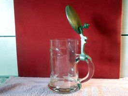 Bierhumpen mit Henkel und Zinndeckel