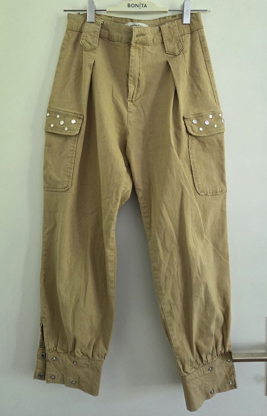 Pantaloni: Cargo Pants with Studs - Size M  – Usato da Zürich venduto da joa_6xd7