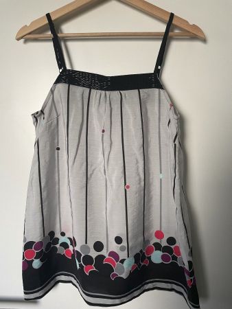 Leichtes Sommertop mit Pailletten 38