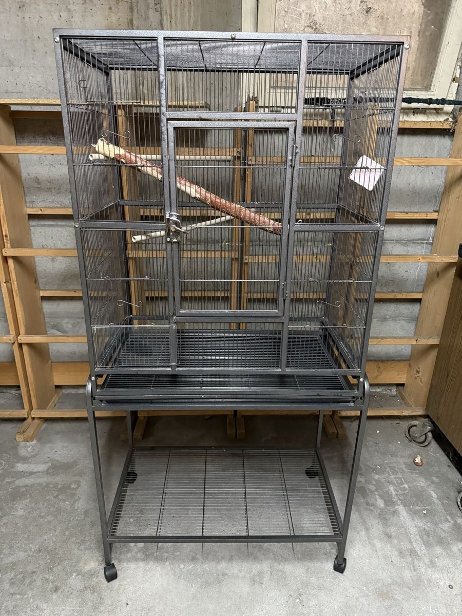 Gabbie, trasporto & Sicurezza: Grande cage pour oiseaux avec support sur roulettes, gris – Usato da Pully venduto da UCA01 1