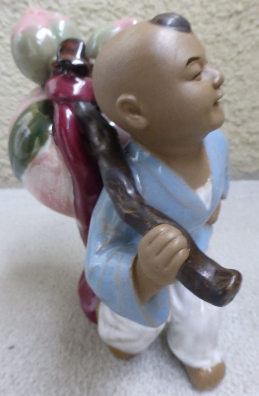 Statuette: INTERESSANTER MONGOLISCHER MAN---MIT PFIRSICHE,--18 x 16 CM – Usato da Zürich venduto da tritonis 1