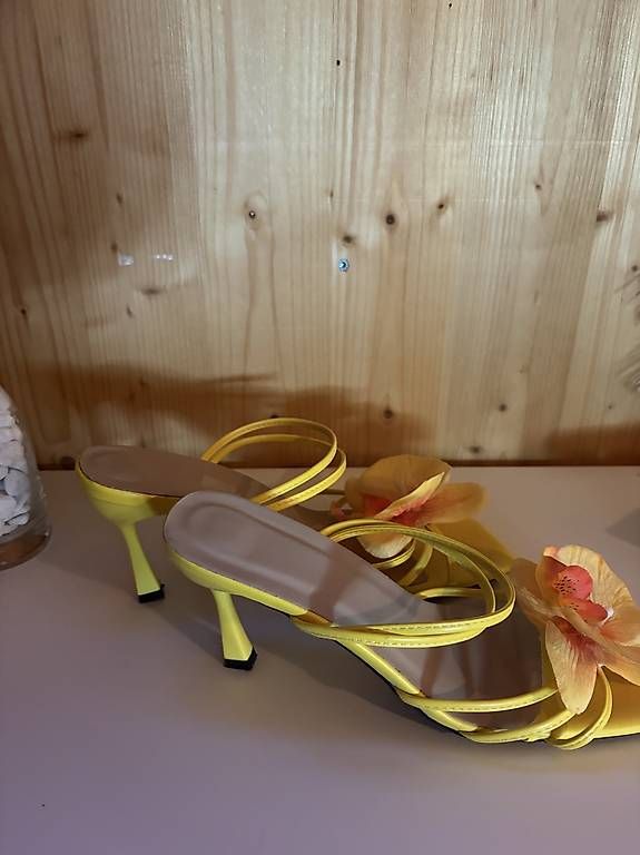 Scarpe da donna: High Heels mit Blume – Usato da Hellikon venduto da ind_m7n8 3