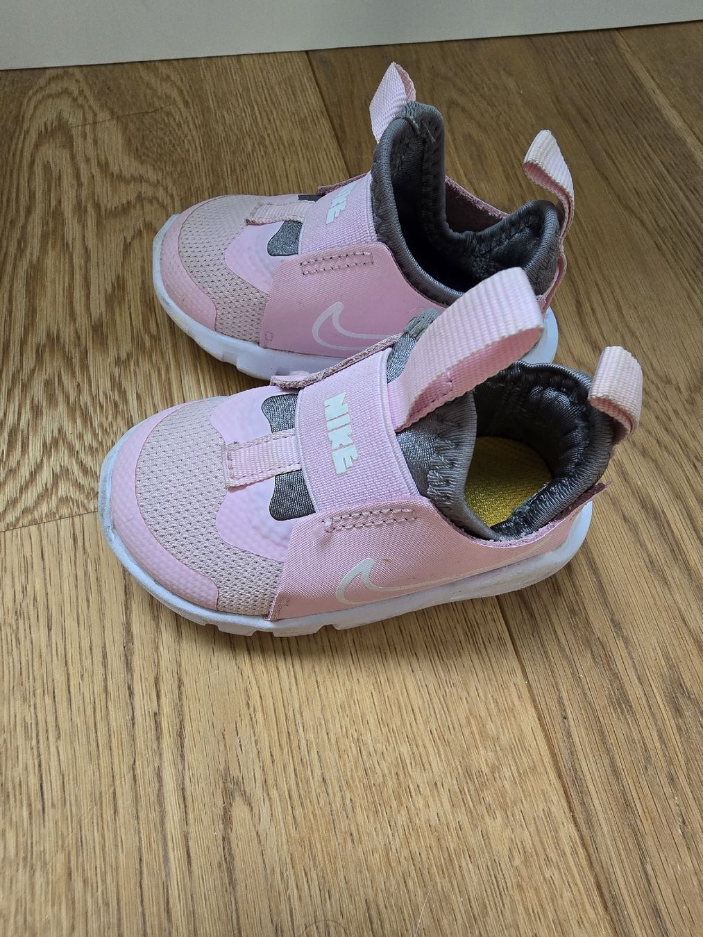 Nike Schuhe für Mädchen: Nike Babyschuhe Rosa Grösse 19.5 – Gebraucht aus Gommiswald von foundandreloved 2