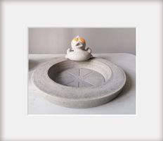 Vogeltränke aus Beton mit Betonente.