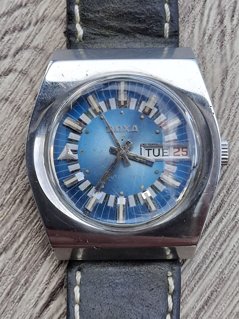 Doxa Orologi: Doxa "Tank" striking blue gradient sunburst dial.D/D Auto. – Usato da St-Cergue venduto da gar_x2b7 3