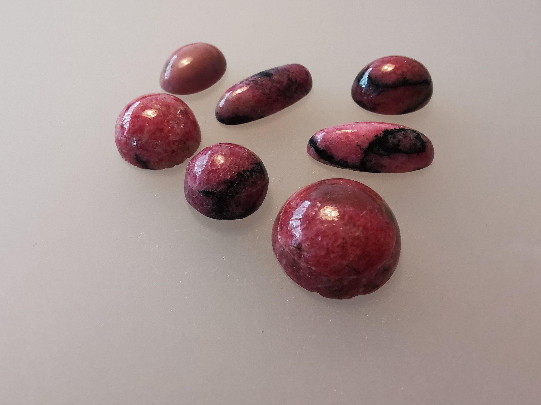 Pietre preziose: 7 Stk. Rhodonit  Edelstein - Cabochon – Nuovo e nell'imballaggio originale da Dierikon venduto da Buntspecht-10