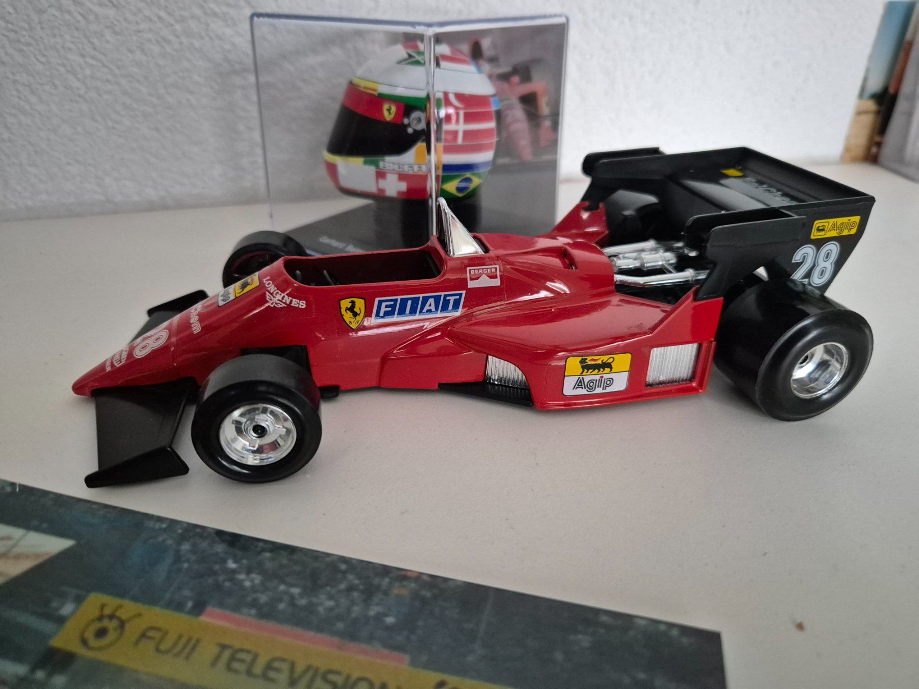 Ferrari Modellini d'auto: Gerhard Berger Ferrari + Helm + Autogramm – Usato da Oberbuchsiten venduto da laffite54 2