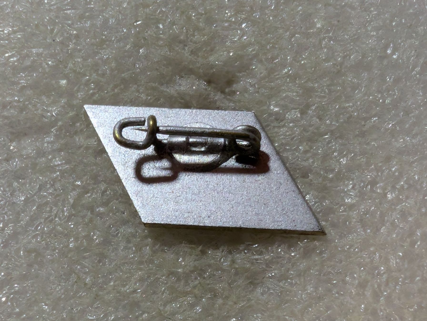 Plaketten & Abzeichen: Ansteckpin 105: Neuenburger – Gebraucht aus Oppligen von Pin-Fall-Shop 1