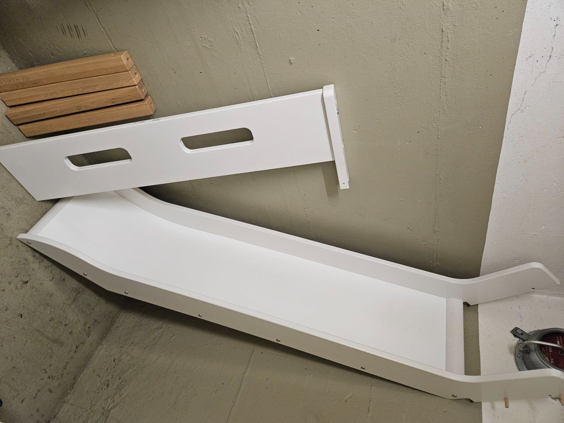 Flexa Toboggan: Weisse Kinderrutsche mit Holzstiege – D'occasion à Herisau par osm_5mb6 5