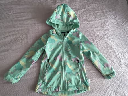 Mädchen-Softshell-Jacke mit grünem Einhornmuster verwendet