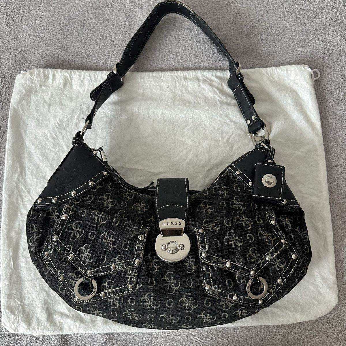 Guess Borse da donna: Guess Vintage Monogram Hand Bag – Usato da Givisiez venduto da dor_xb9k