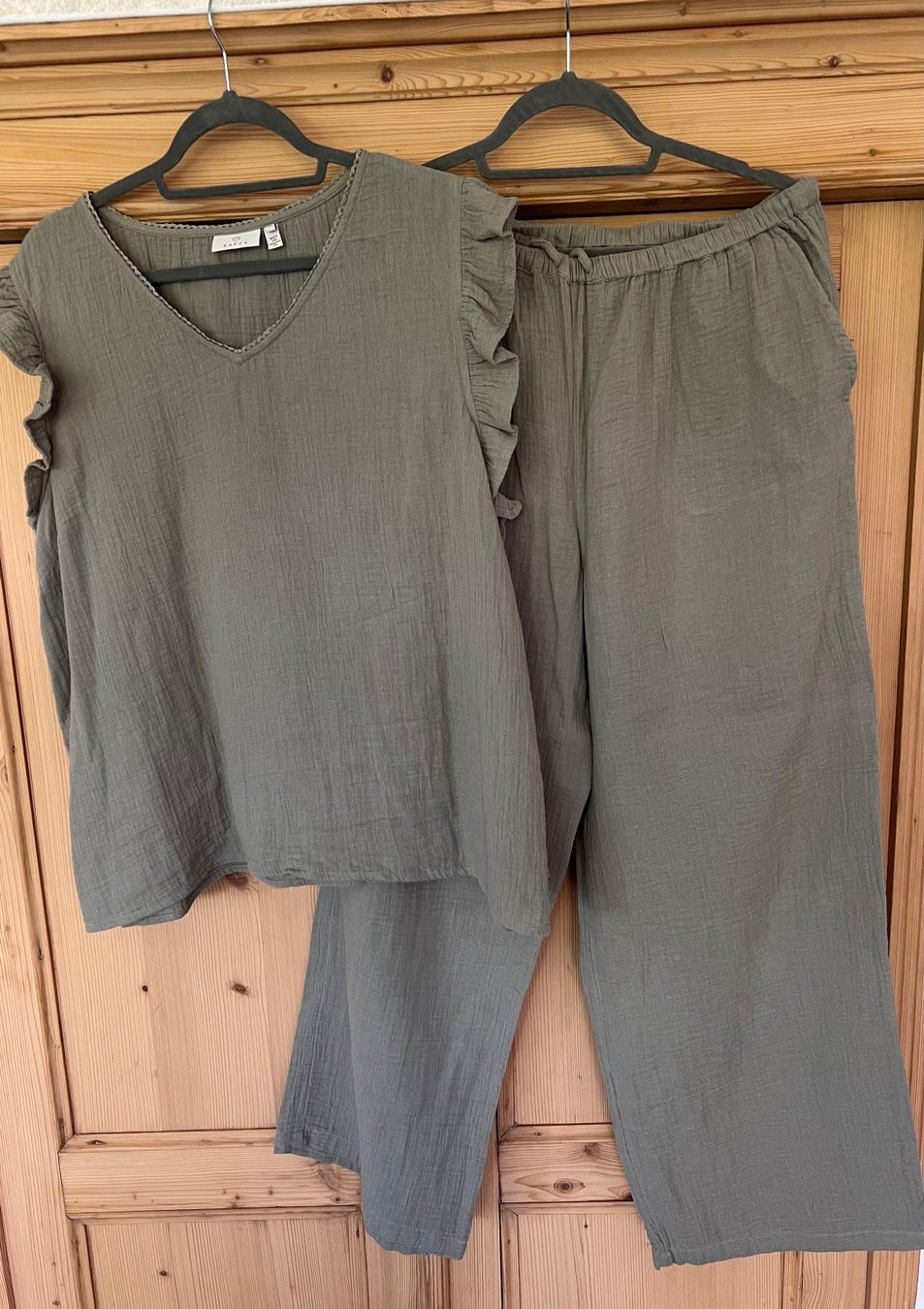 Kleiderpakete: Damen 2-teiler Set / Bluse mit Stoffhose – Gebraucht aus Birmensdorf ZH von Zielasco 1