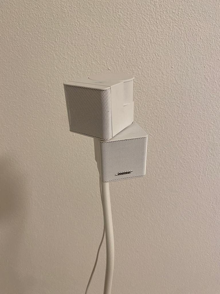 Bose Haut-parleurs: 2 Bose Cube Lautsprecher auf Ständer – D'occasion à Glattpark(Opfikon) par humanpro 2
