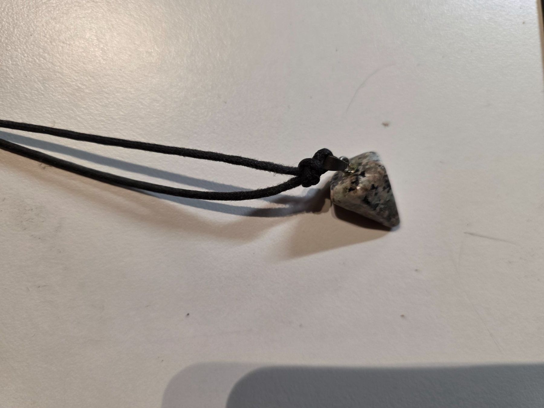 Ketten: Kette mit Pendel Pyramiden Stein 2 cm Halskette 76cm – Gebraucht aus Walterswil BE von Lonitti 4