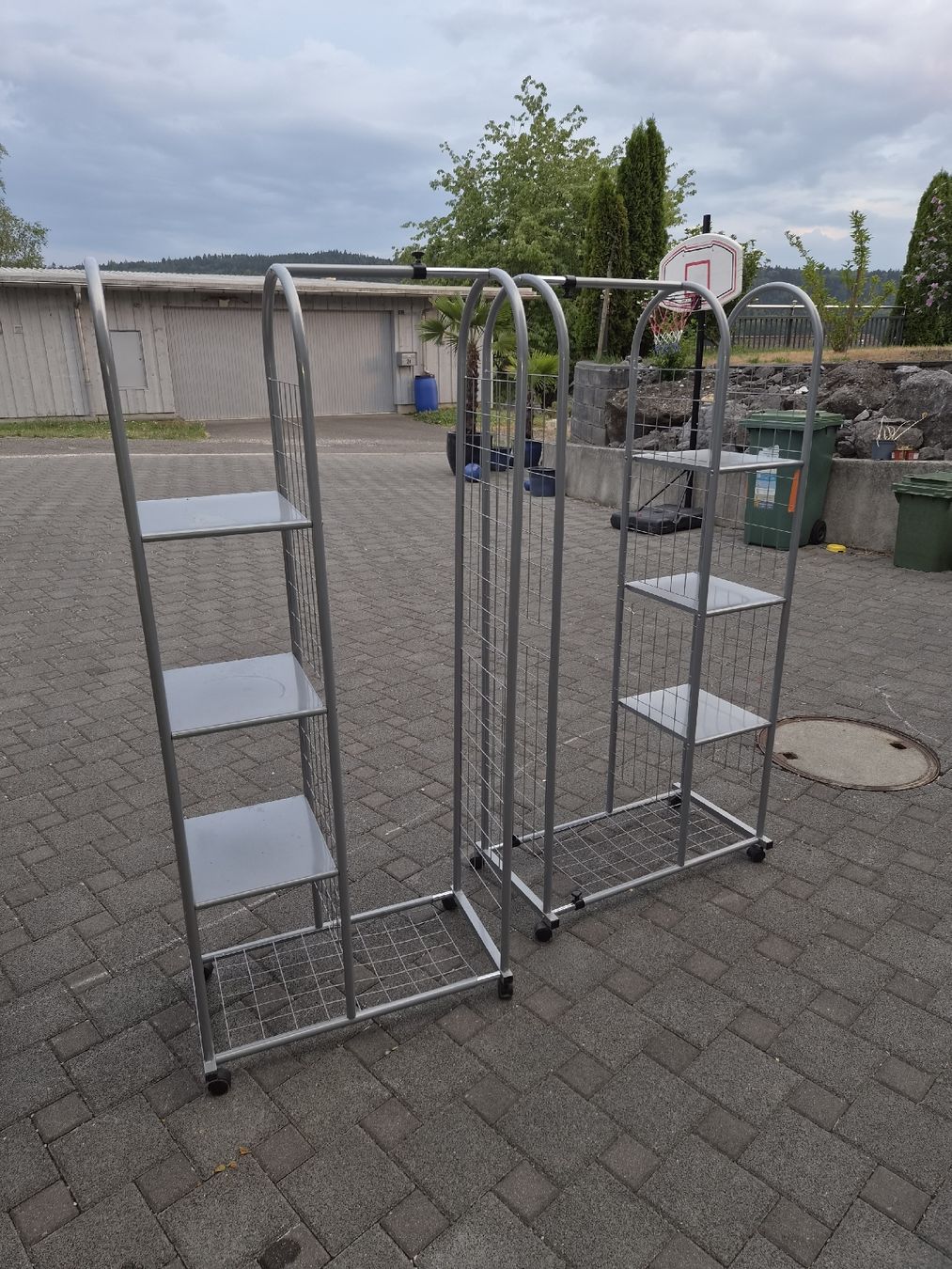 Porte manteau: Kleiderständer Metall Grau Rollbar 2 Stk. – D'occasion à Dürrenäsch par Uliu