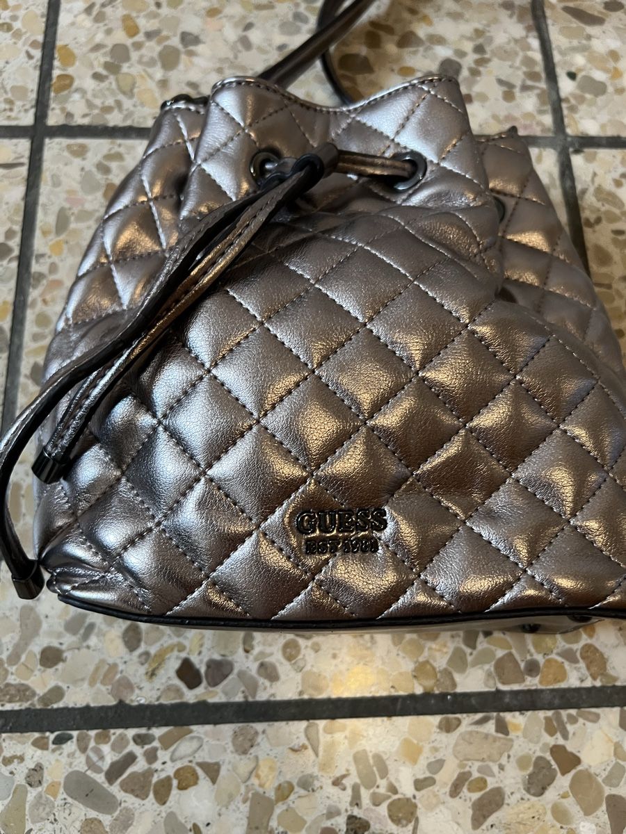 Guess Borse da donna: Guess Beuteltasche Metallic Silber gesteppt Handtasche – Usato da Bad Zurzach venduto da Heugumper7 1