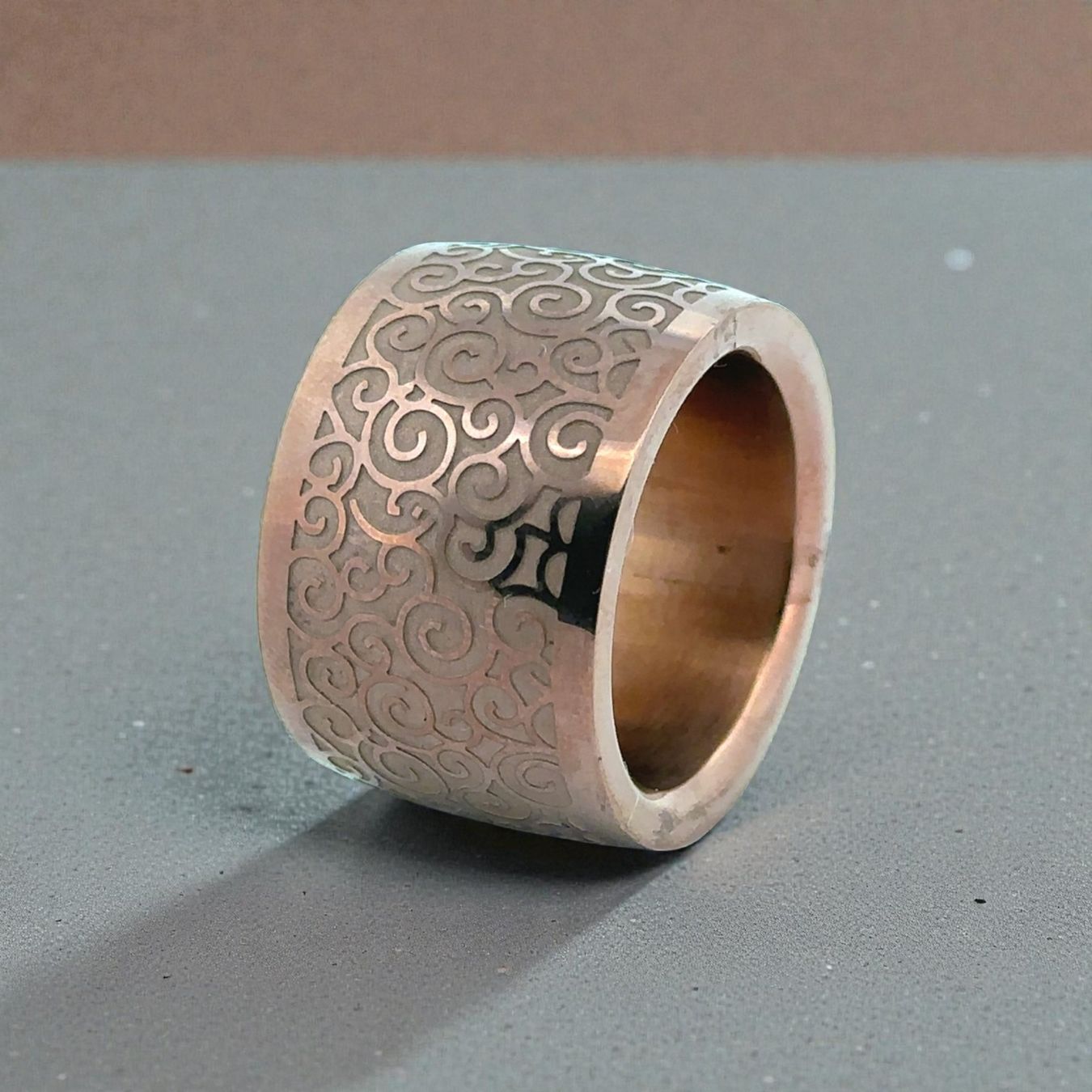 Olga Ribler Anelli: 18 mm breiter Ring Stahlring mit Muster, Grösse 54 – Nuovo (secondo la descrizione) da Luzern venduto da Schmuckoutlet 1