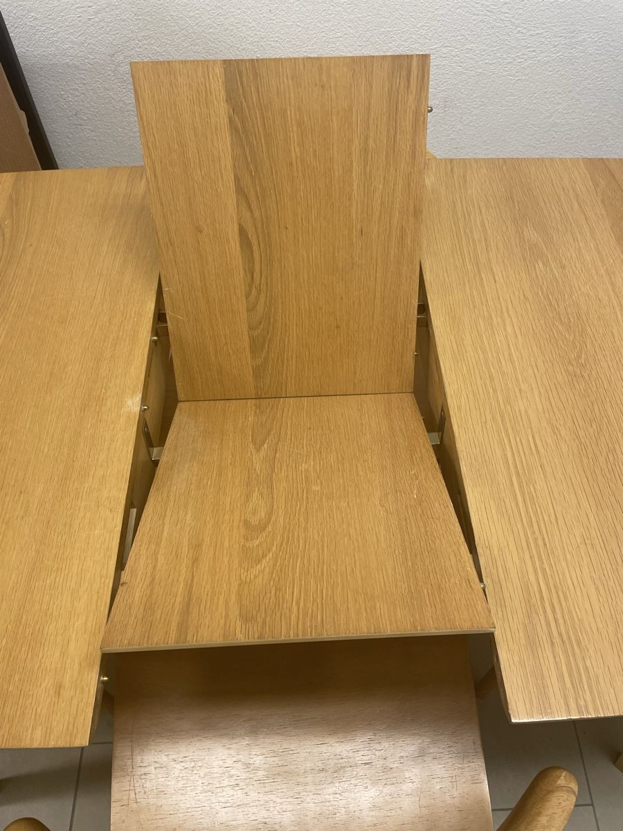 Set di tavolo e panche: Dining table - Extendable - with 4 chairs – Usato da Oberägeri venduto da ehs_dq8c