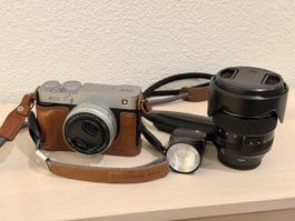 Fujifilm X-E5 Silber + XF 23mm + XF 16-80mm + Zubehör