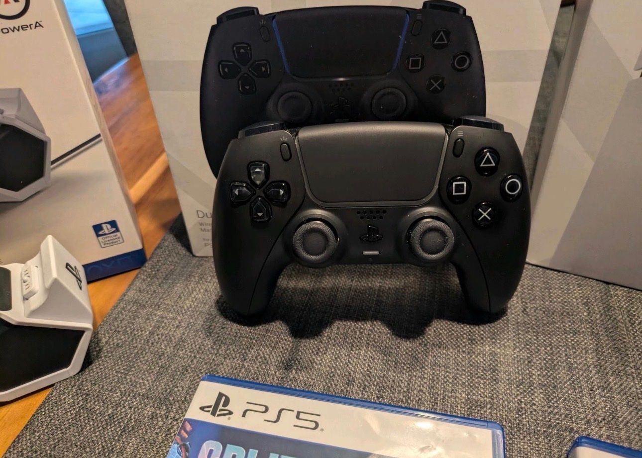 Sony Konsolen: PS5 Slim Disk / 2 Controller / Dock / 2 Spiele – Gebraucht aus Lyss von smraf 2