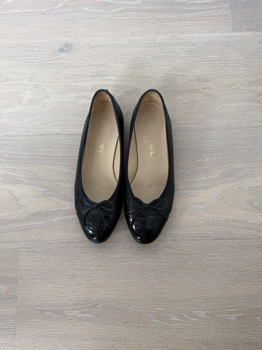 Chanel Chaussures femmes: Chanel Ballet Flats Black Leather, Size 37.5 – D'occasion à Zug par Beolingus22