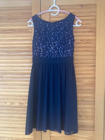Schönes Kleid mit Pailletten von Young Couture