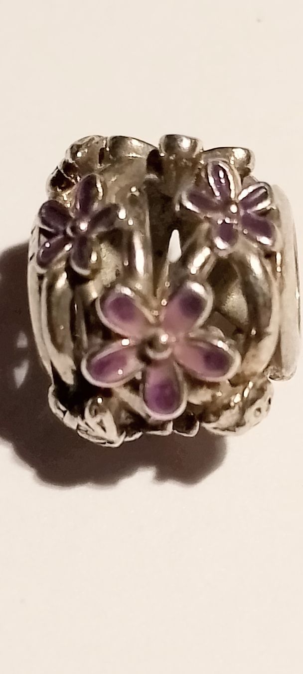 Pandora Anhänger: Pandora Charm  Blumen Emaille violett  – Gebraucht aus Therwil von col_m6rx 1