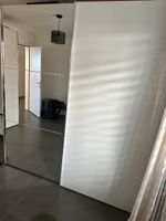 Micasa Schwebetürenschrank – Spiegel & Milchglas – 200 × 220