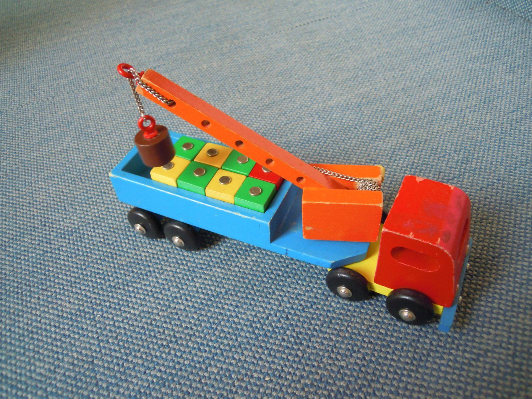 Giocattoli: Lastwagen mit Kran aus Holz – Usato da Waldkirch venduto da Wasu 2