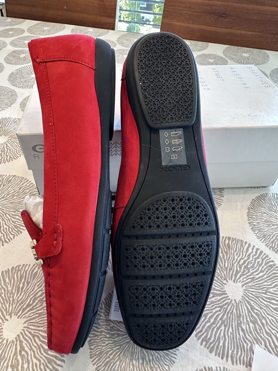 Geox Scarpe da donna: NEW Geox Red Suede Loafers Size 41 – Nuovo e nell'imballaggio originale da männedorf venduto da stina_01 2