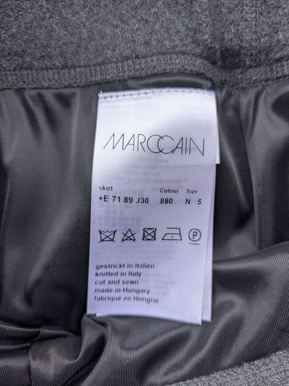 Marc Cain Gonne: Jupe Marc Cain grise taille 5 bon état – Usato da Pringy venduto da Antic_Alpina 2