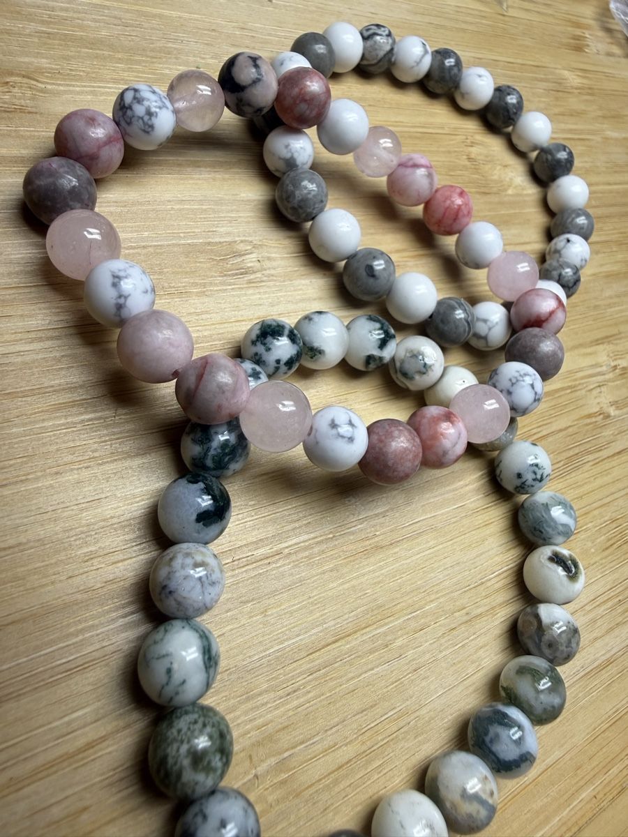 Bracciali & Braccialetti: Set aus drei Edelstein Armbändern elastisch neu – Nuovo e nell'imballaggio originale da Wald ZH venduto da Carloiten 1