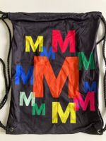 Sac à dos noir avec motif "M" coloré - pratique!