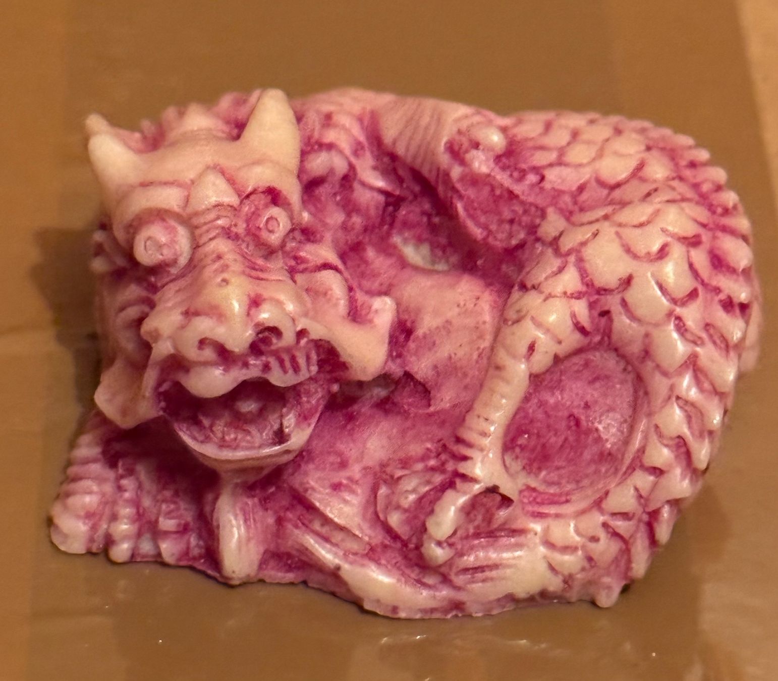 Statuette: Okimono Drache rosa Opal Australien – Usato da Grabs venduto da Barbstucky