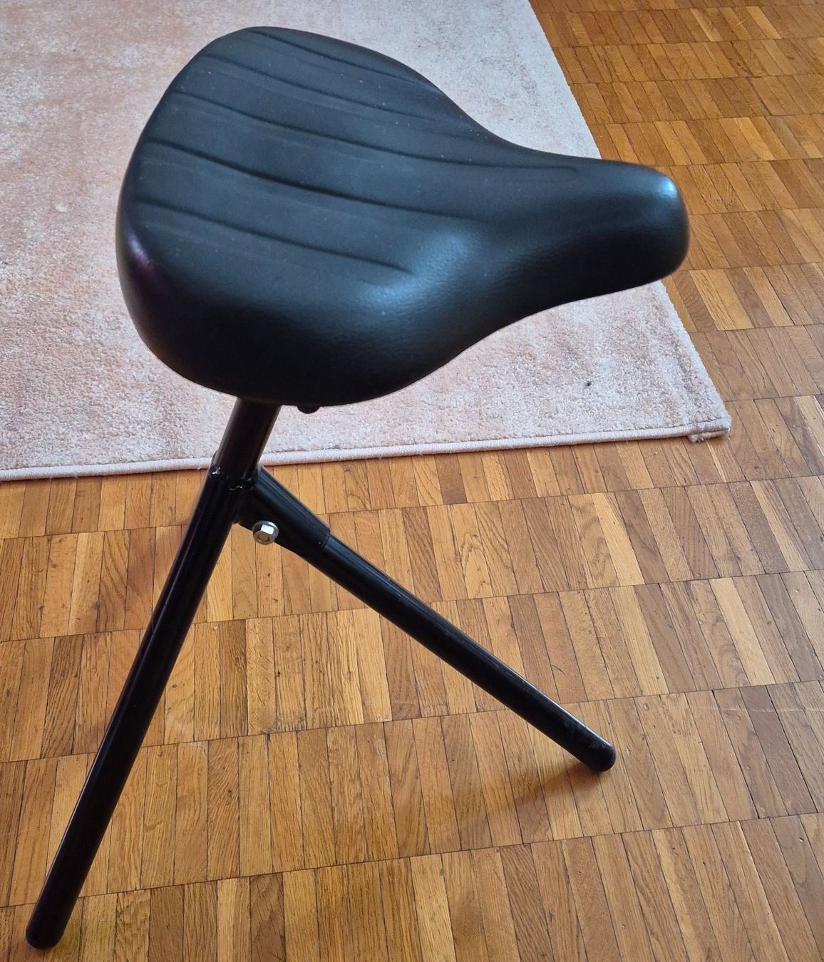 Sgabelli: Tabouret design pliable avec selle de velo – Usato da Monthey venduto da McAuthor
