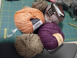 180gr. Garn-Konvolut verschiedene Farben und Marken