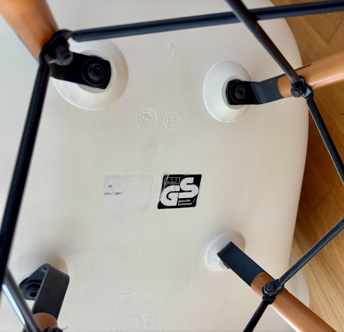 Eames Sedie: Vitra Eames Plastic Arm Chair - Original  – Usato da Zollikerberg venduto da Zuversicht2811 2