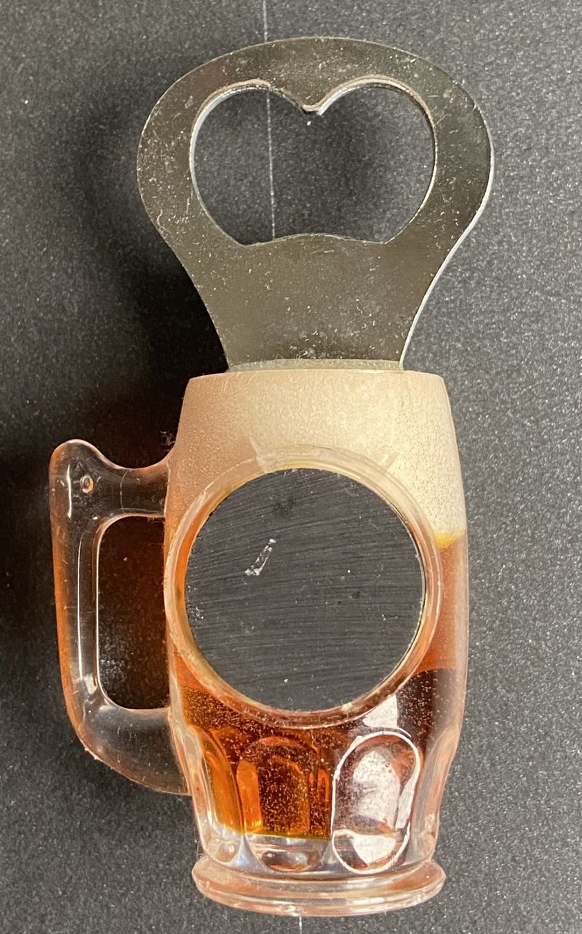 Apribottiglie & Tappi per chiusura: Feldschlösschen Flaschenöffner mit Magnet rückseitig – Usato da Böckten venduto da Hansi36 1