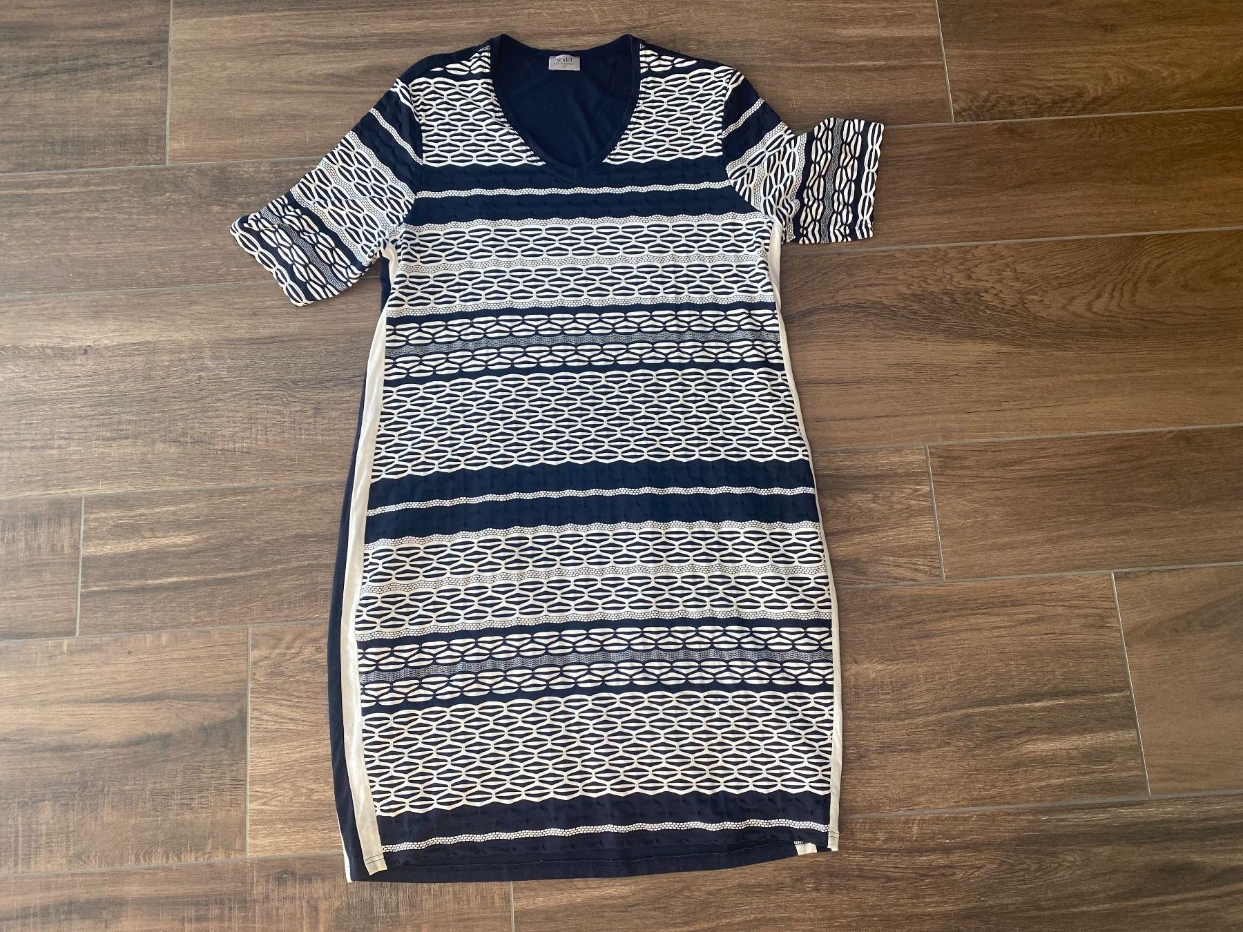 Kleider: Seidel Kleid blau weiss Gr. 44 – Gebraucht aus Arlesheim von san_w9vr